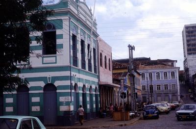 Aspecto de rua - sobrados e edificações