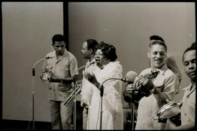 Clementina de Jesus ao microfone