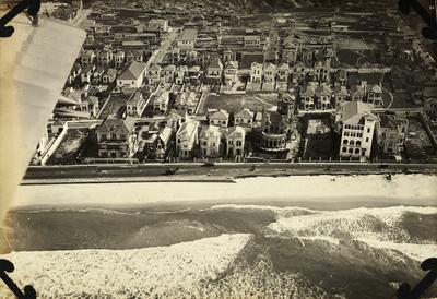 Vista aérea da praia de Copacabana, com uma parte do calçadão destruído pela ressaca