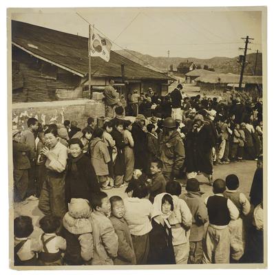 Filas de civis sul-coreanos para receber suprimentos básicos