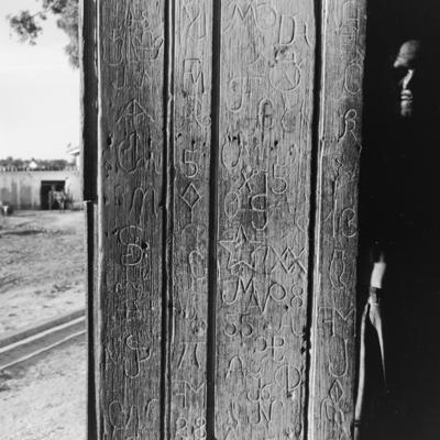 Vila da Barca, portão esculpido de palafitas flutuantes