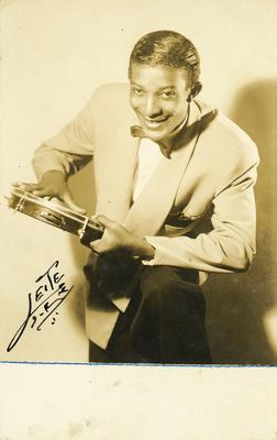 Caco Velho com o pandeiro