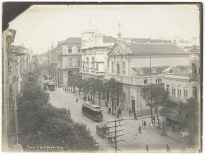 Bondes elétricos na rua Primeiro de Março, destaque para a Igreja Santa Cruz dos Militares